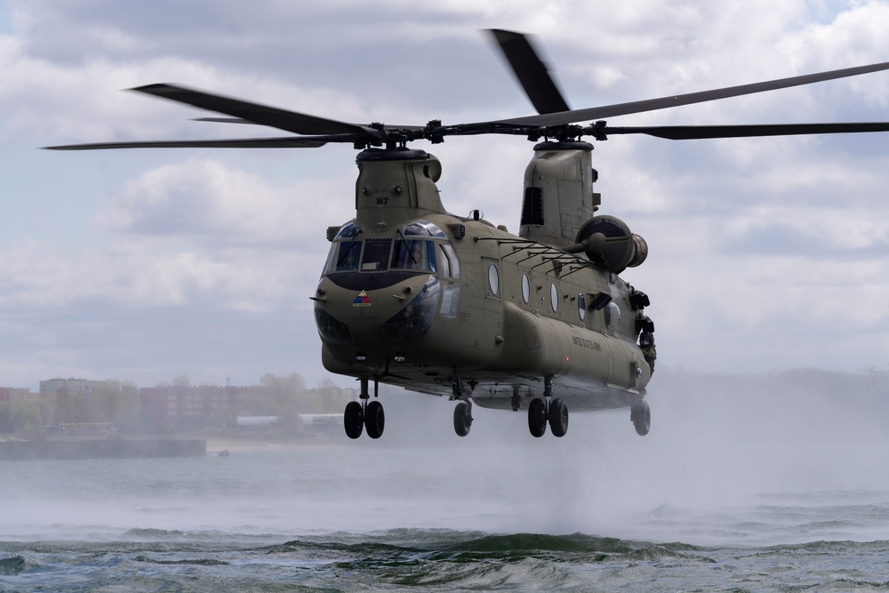 Special Forces and Army Aviators conduct helocast training