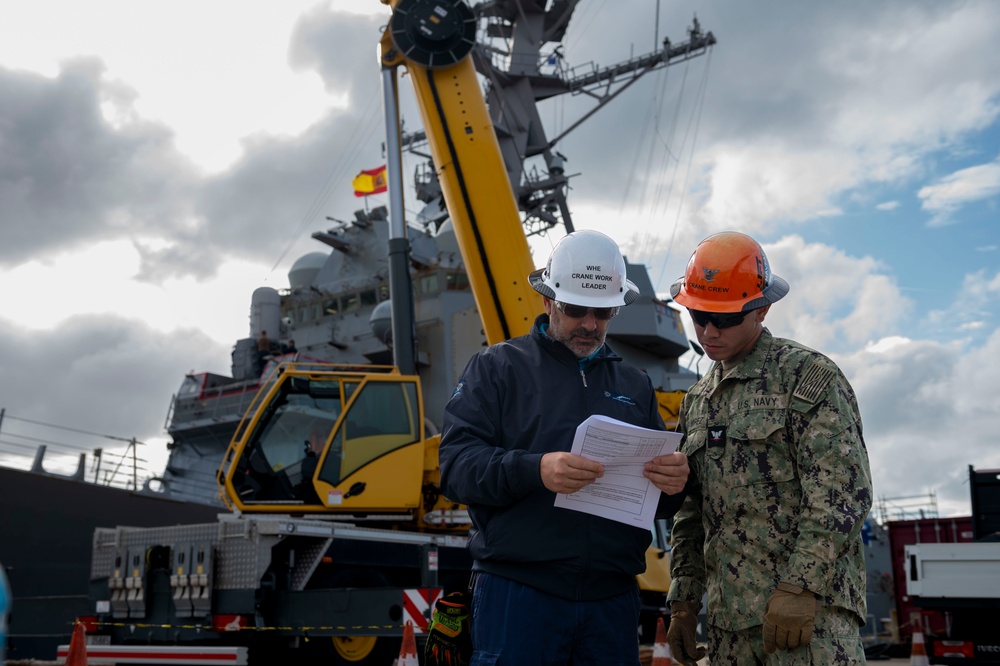 NAVFAC EURAFCENT assists DDG 117 in a replenishment