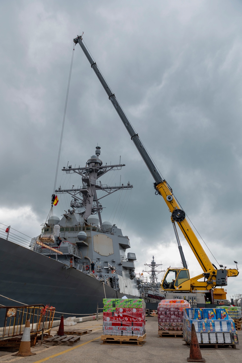 NAVFAC EURAFCENT assists DDG 117 in a replenishment