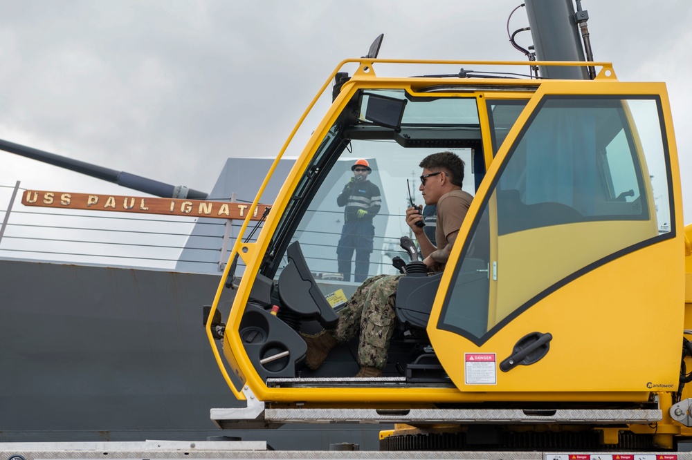 NAVFAC EURAFCENT assists DDG 117 in a replenishment