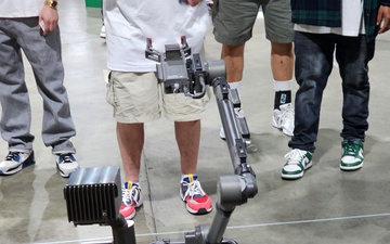 Explosive Ordnance Disposal techs support US Army recruiting at Long Beach Grand Prix