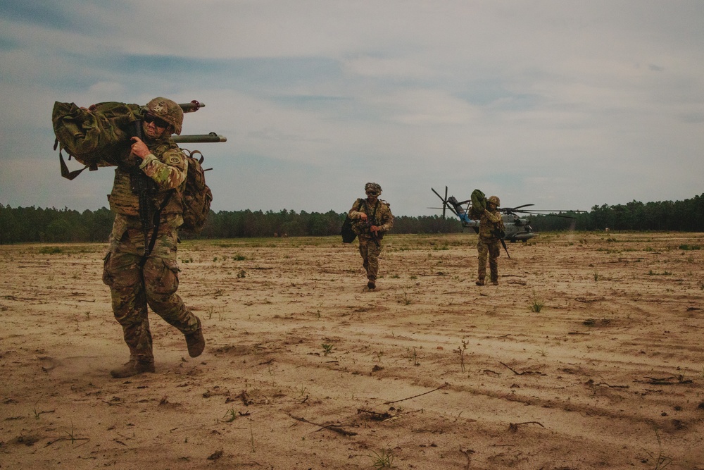 3-319th Airborne Field Artillery Regiment Sling Load and Live Fire