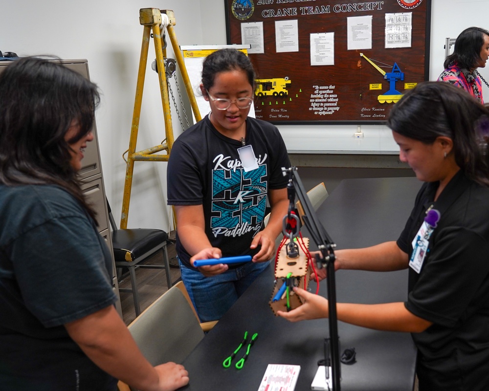 Pearl Harbor Naval Shipyard Hosts Kapolei High School STEM visit