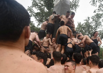 USNA Plebes Take Part in Annual Herndon Monument Climb
