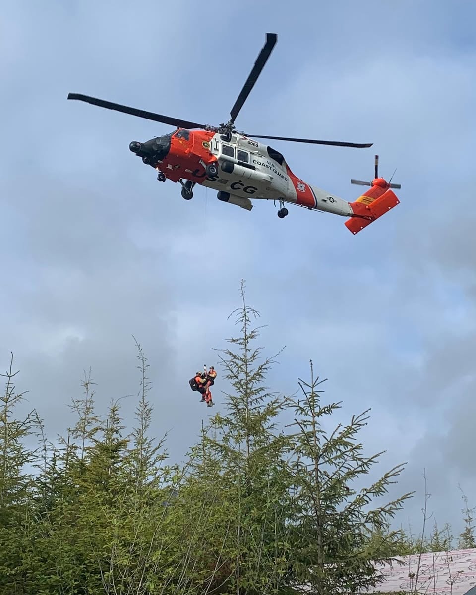 USCG aircrews rescue 4 from water tower