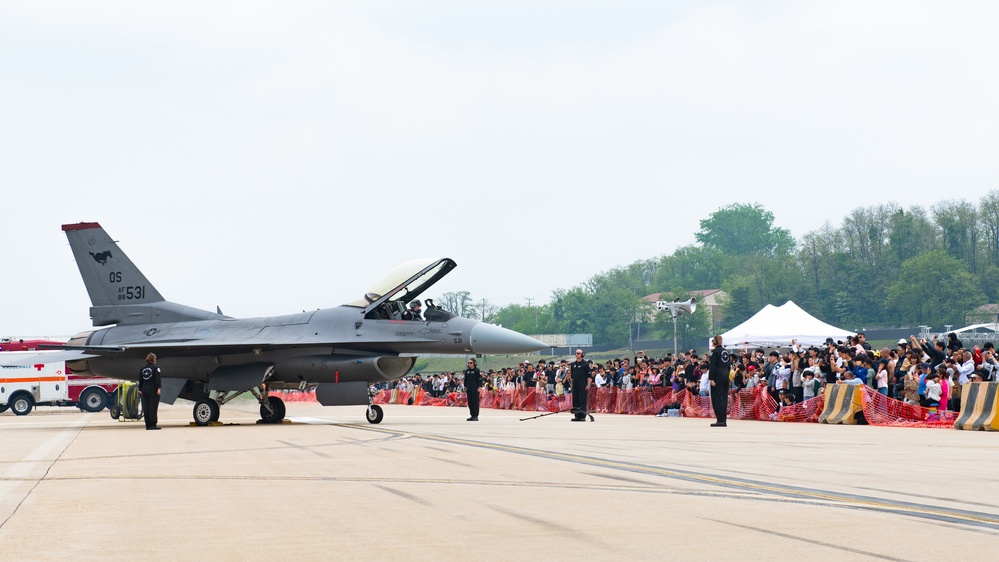 PACAF Viper Demo performs at Osan Air Power Days enhancing U.S.-ROK partnership