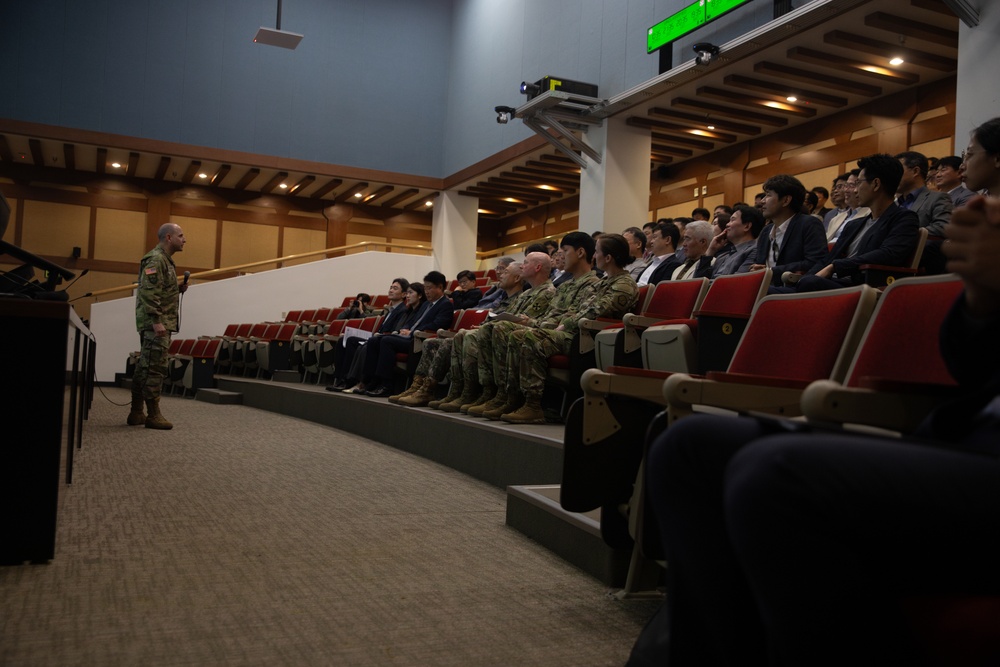 Korean National Police University Senior Leadership Course students Visit Eighth Army