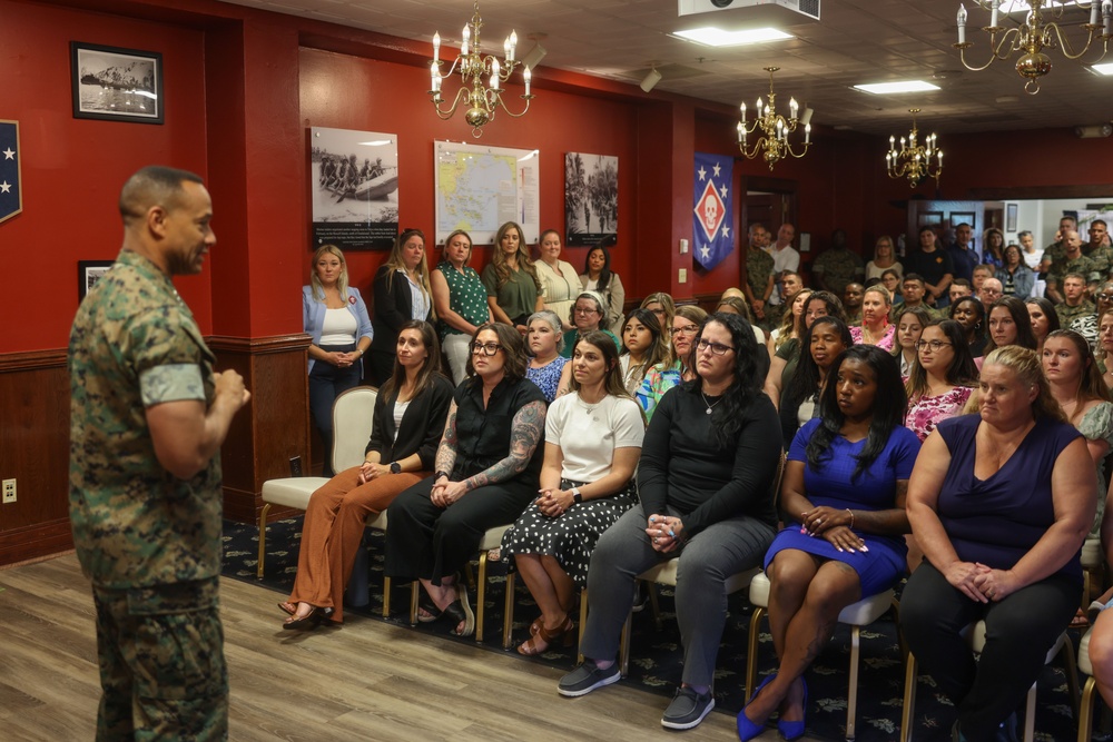 II MEF Commanding General Speaks to Attendees of the Camp Lejeune Leadership Seminar