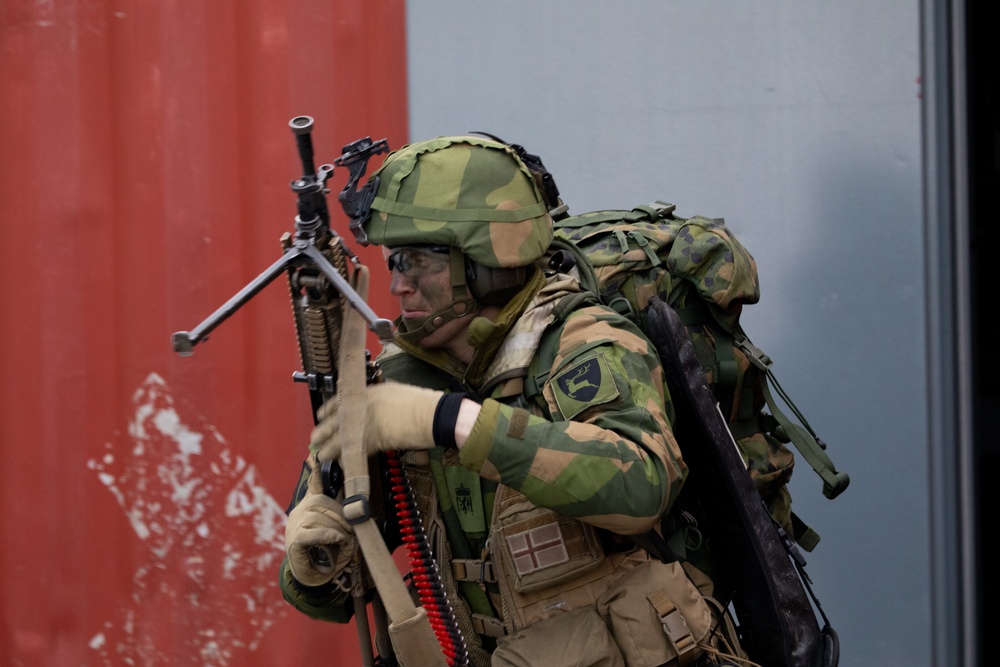 Panther Brigade Soldiers seize the objective from NATO Allies and partners during Swift Response