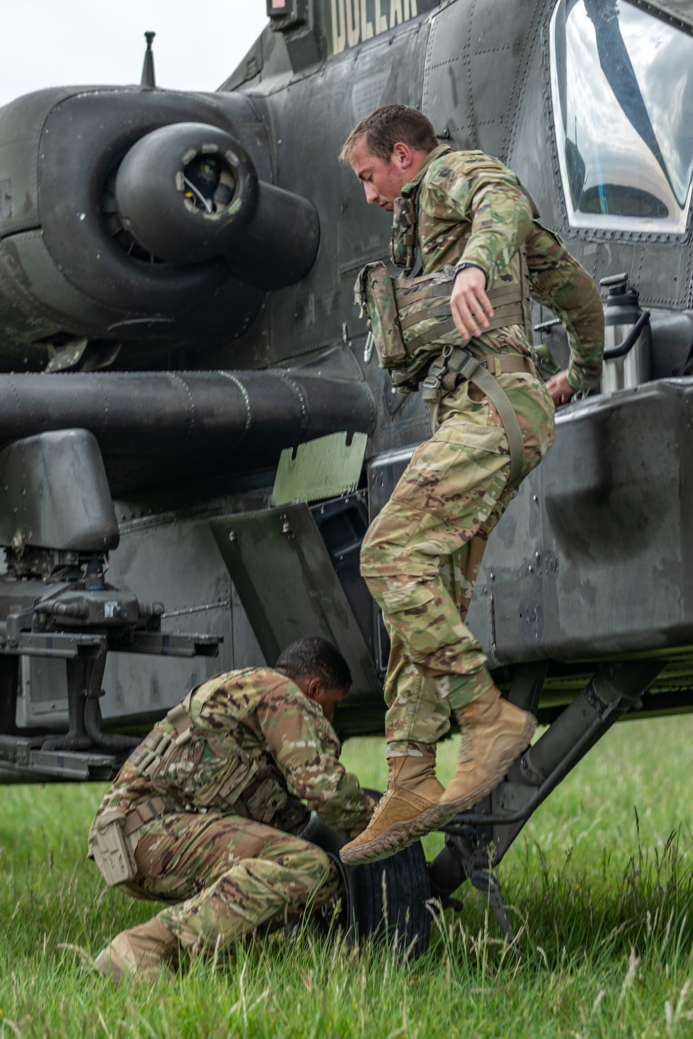 1st Armored Division Apache Pilots Conduct SERE Training at JMRC
