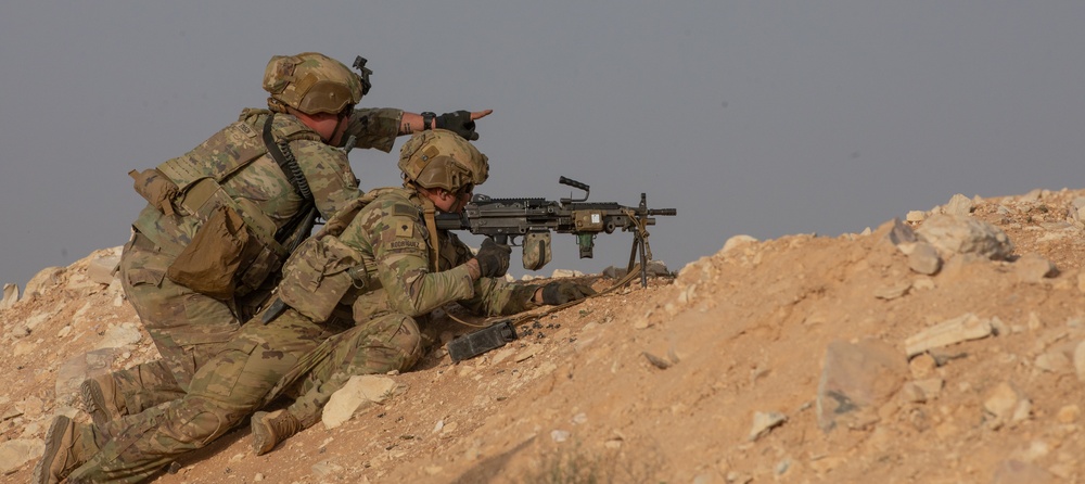 U.S. Army: Night Live Fire Infantry maneuvers