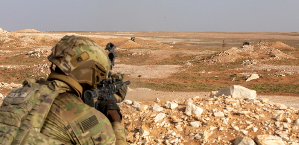 U.S. Army: Night Live Fire Infantry maneuvers