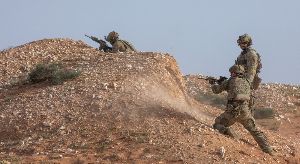 U.S. Army: Night Live Fire Infantry maneuvers