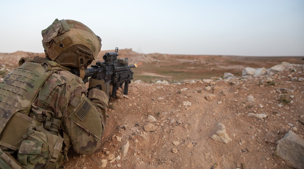 U.S. Army: Night Live Fire Infantry maneuvers