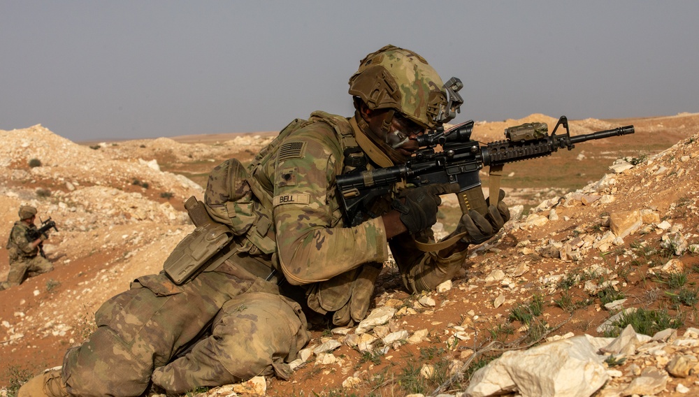 U.S. Army: Night Live Fire Infantry maneuvers