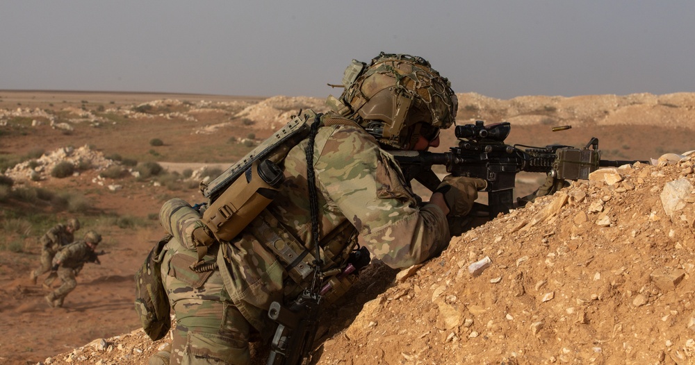 U.S. Army: Night Live Fire Infantry maneuvers