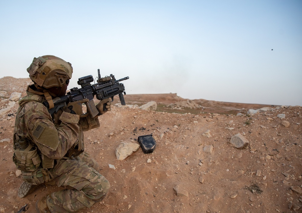 U.S. Army: Night Live Fire Infantry maneuvers