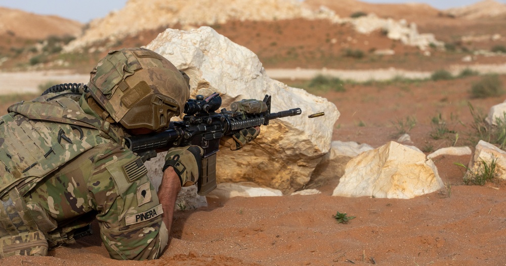 U.S. Army: Night Live Fire Infantry maneuvers