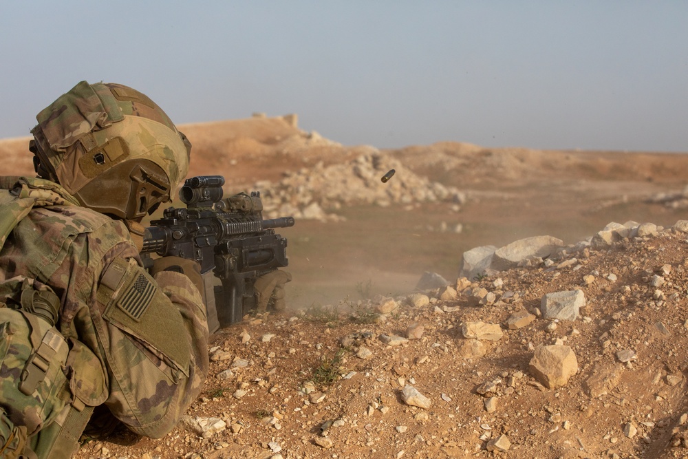 U.S. Army: Night Live Fire Infantry maneuvers