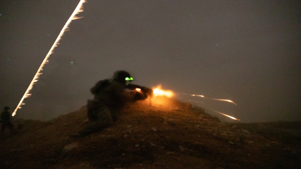 U.S. Army: Night Live Fire Infantry maneuvers