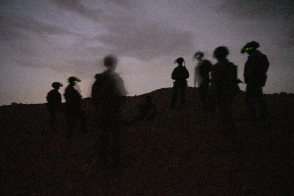 U.S. Army: Night Live Fire Infantry maneuvers