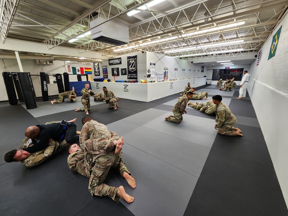 Combatives instructors, local business owner build Fort Sill combatives team