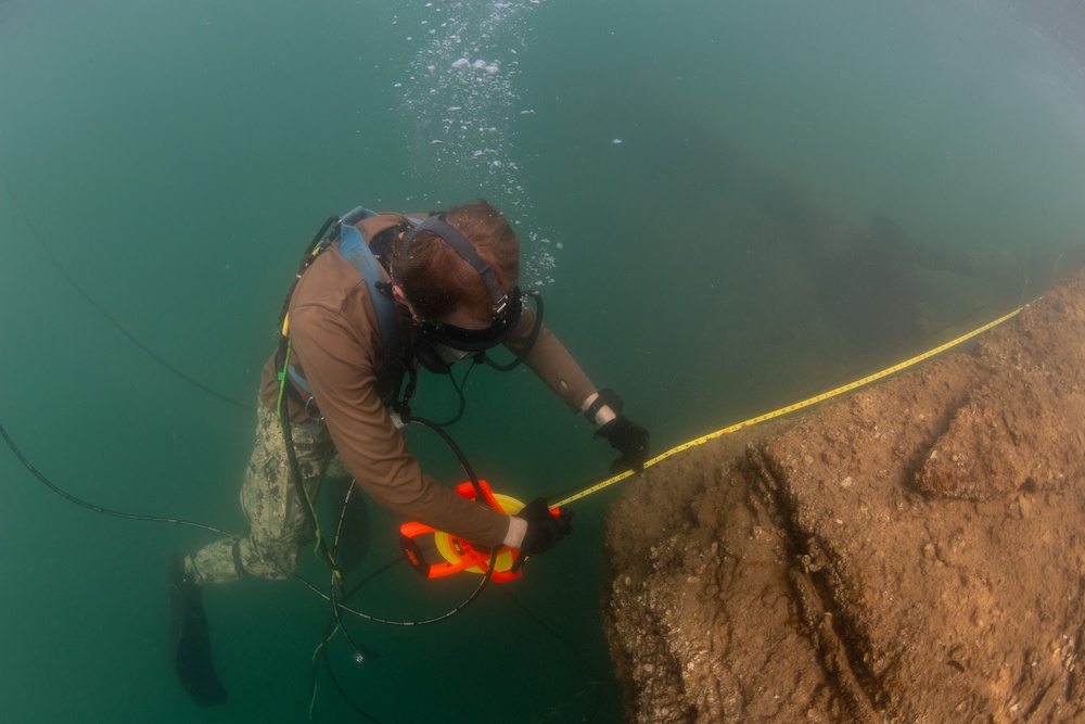 MDSU-1 divers conduct survey of USS Arizona