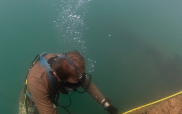 MDSU-1 divers conduct survey of USS Arizona