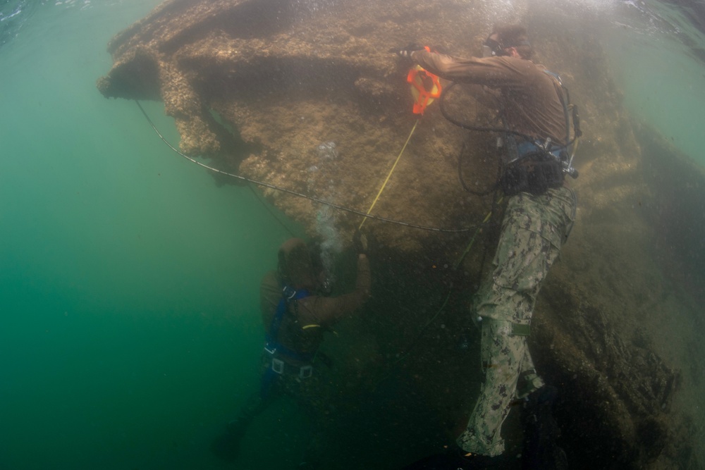 MDSU-1 divers conduct survey of USS Arizona