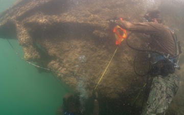 MDSU-1 divers conduct survey of USS Arizona