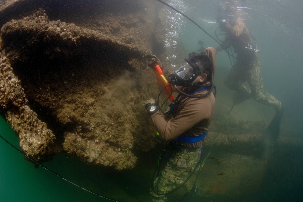 MDSU-1 divers conduct survey of USS Arizona