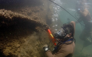 MDSU-1 divers conduct survey of USS Arizona