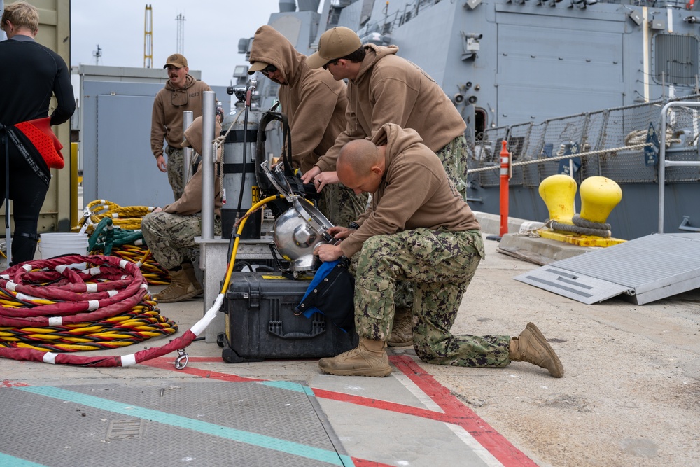 UCT-2 Conducts Underwater Inspection on USS Spruance
