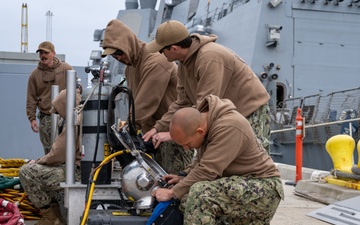 UCT-2 Conducts Underwater Inspection on USS Spruance