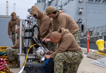 UCT-2 Conducts Underwater Inspection on USS Spruance