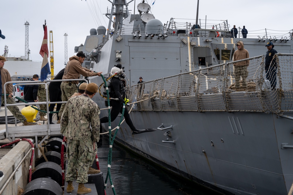 UCT-2 Conducts Underwater Inspection on USS Spruance