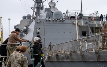 UCT-2 Conducts Underwater Inspection on USS Spruance During Port Visit