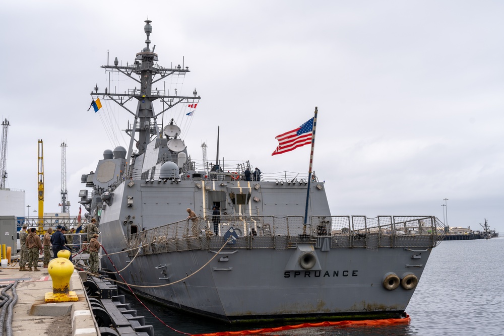 UCT-2 Conducts Underwater Inspection on USS Spruance
