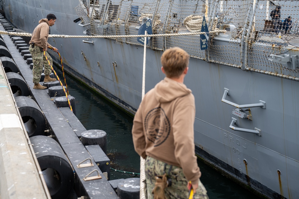 UCT-2 Conducts Underwater Inspection on USS Spruance
