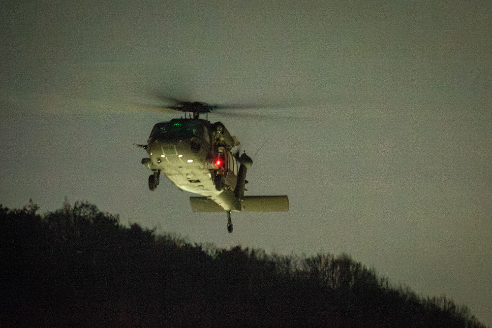 U.S. Naval Special Warfare operators team up with ROK counterparts to conduct routine nighttime training