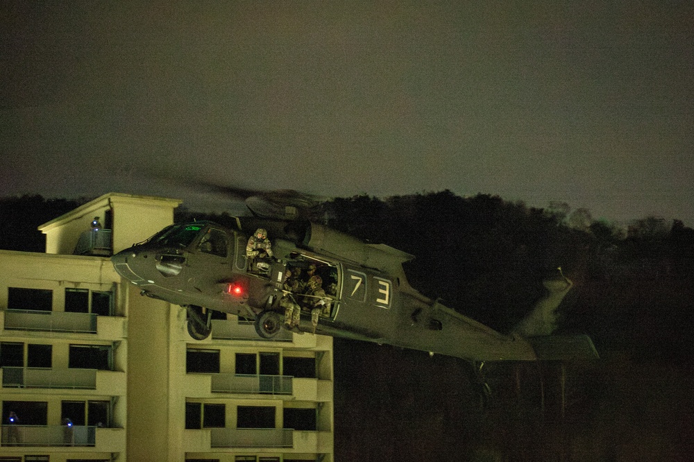 U.S. Naval Special Warfare operators team up with ROK counterparts to conduct routine nighttime training