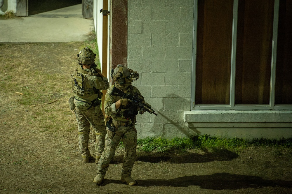 U.S. Naval Special Warfare operators team up with ROK counterparts to conduct routine nighttime training
