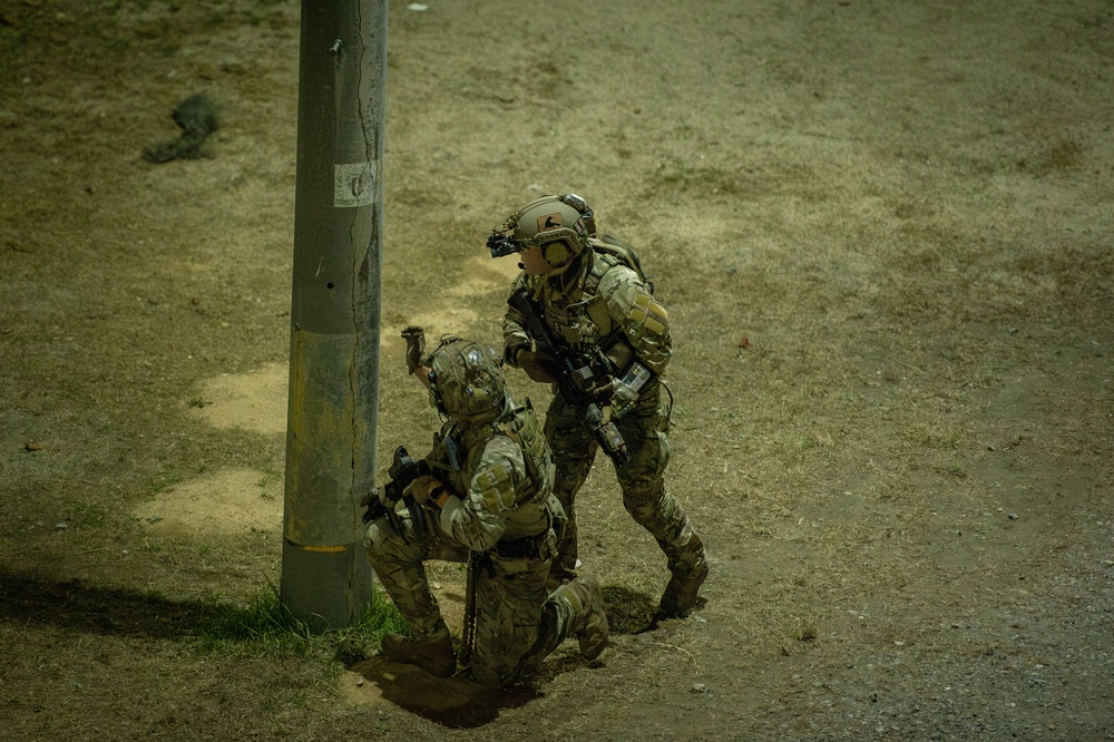 U.S. Naval Special Warfare operators team up with ROK counterparts to conduct routine nighttime training