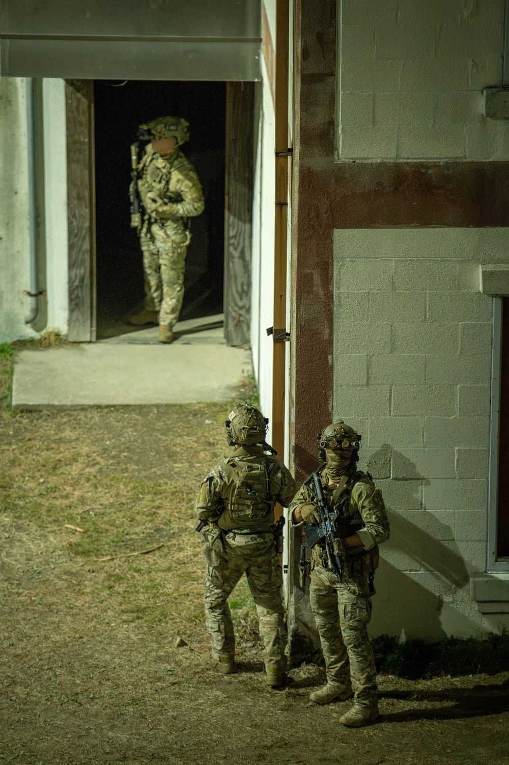 U.S. Naval Special Warfare operators team up with ROK counterparts to conduct routine nighttime training