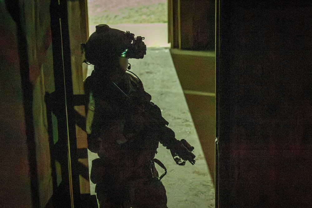U.S. Naval Special Warfare operators team up with ROK counterparts to conduct routine nighttime training
