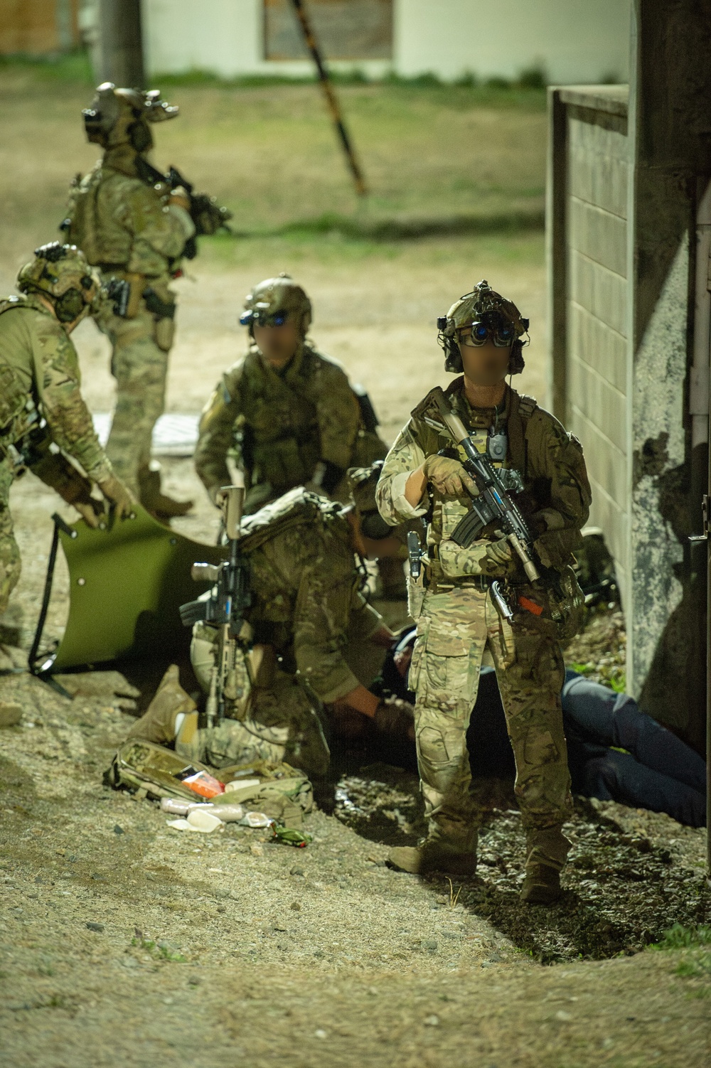 U.S. Naval Special Warfare operators team up with ROK counterparts to conduct routine nighttime training