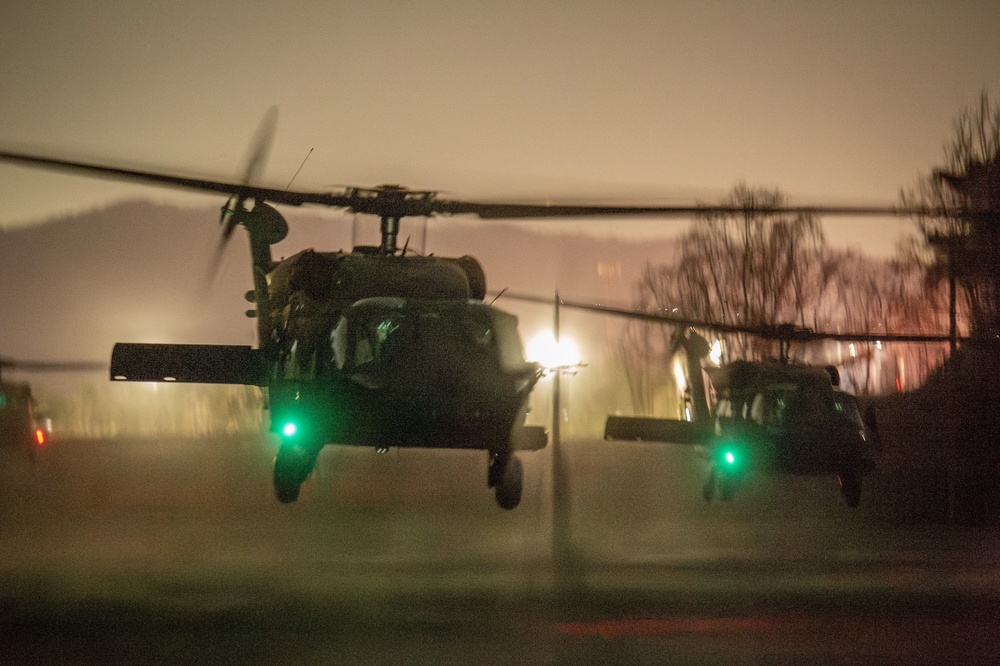 U.S. Naval Special Warfare operators team up with ROK counterparts to conduct routine nighttime training