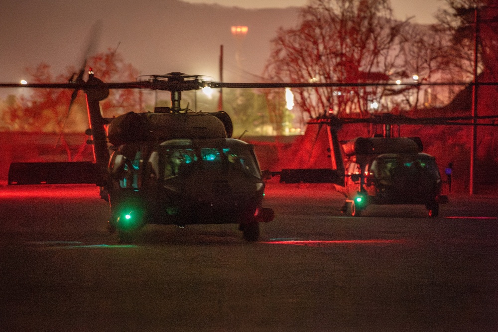 U.S. Naval Special Warfare operators team up with ROK counterparts to conduct routine nighttime training