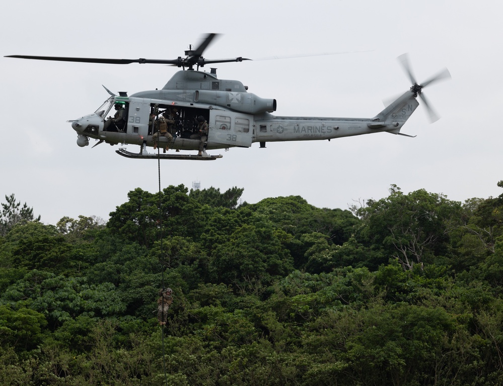 31st MEU Marines conduct Fast Rope Masters Sustainment Training