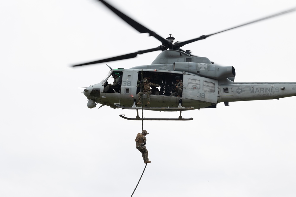 31st MEU Marines conduct Fast Rope Masters Sustainment Training